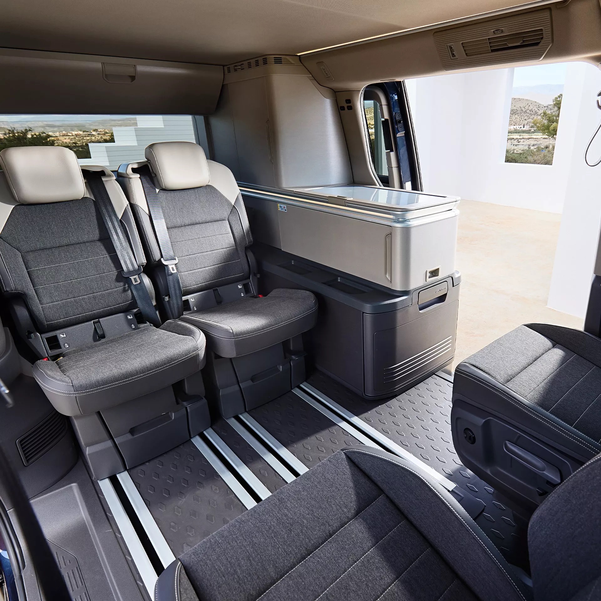 ca001660on-vw-california-flexible-seating-concept-1x1